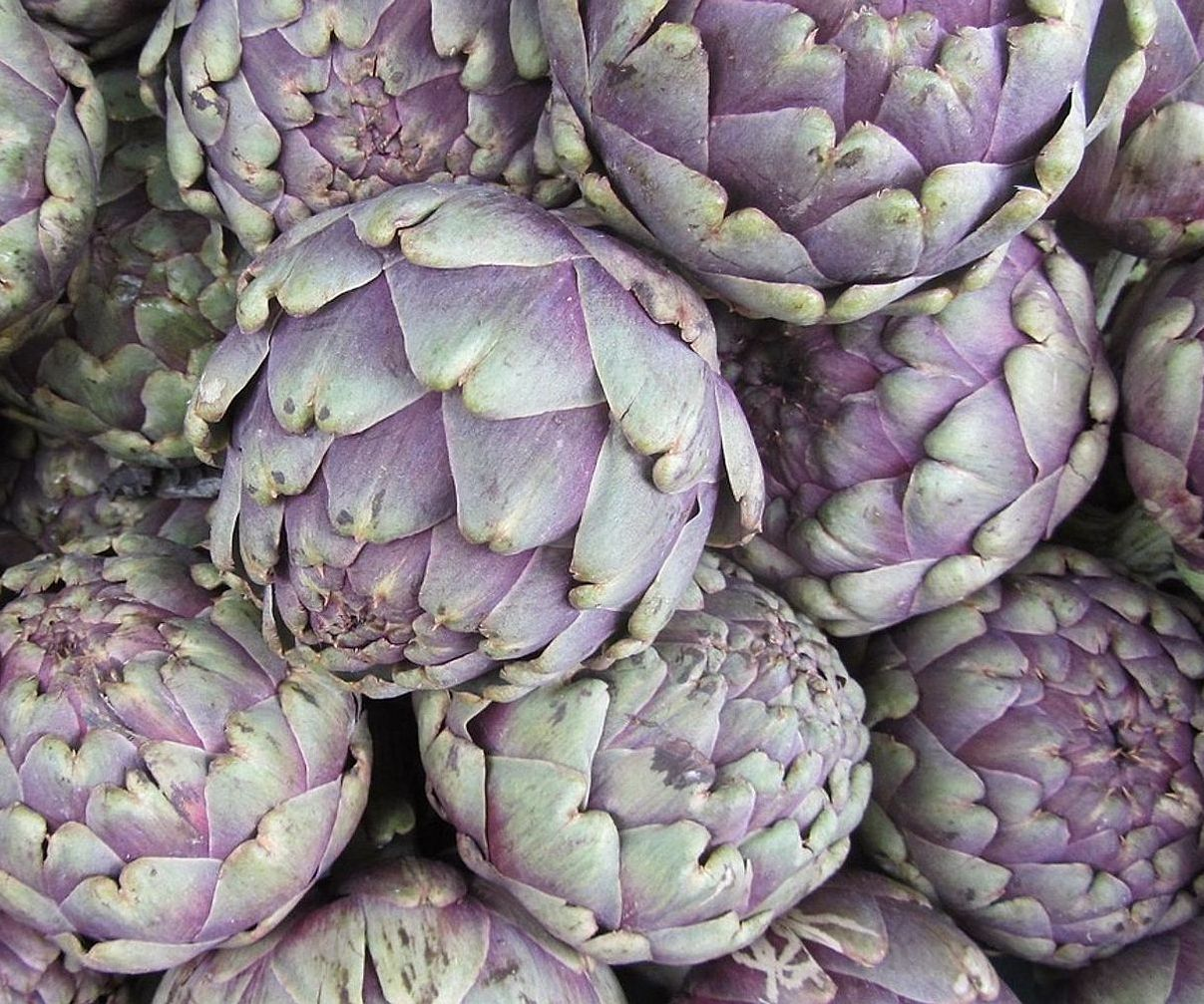 Puesto de verduras frescas de la cosecha local